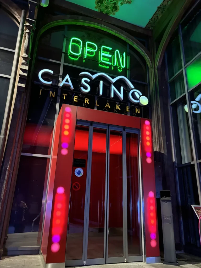 Beleuchteter Eingang des Casino Interlaken
