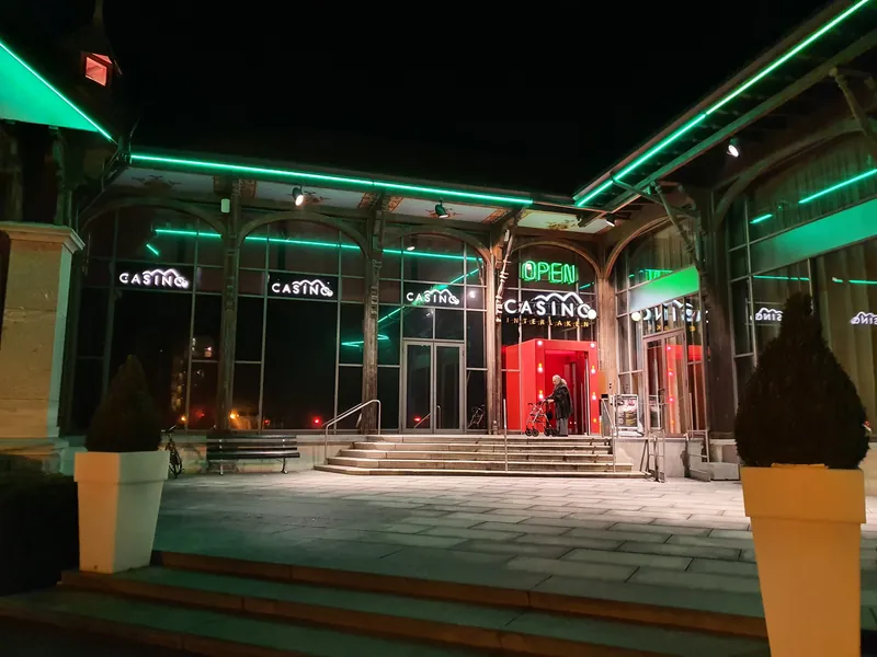 Eingang des Casino Interlaken bei Nacht