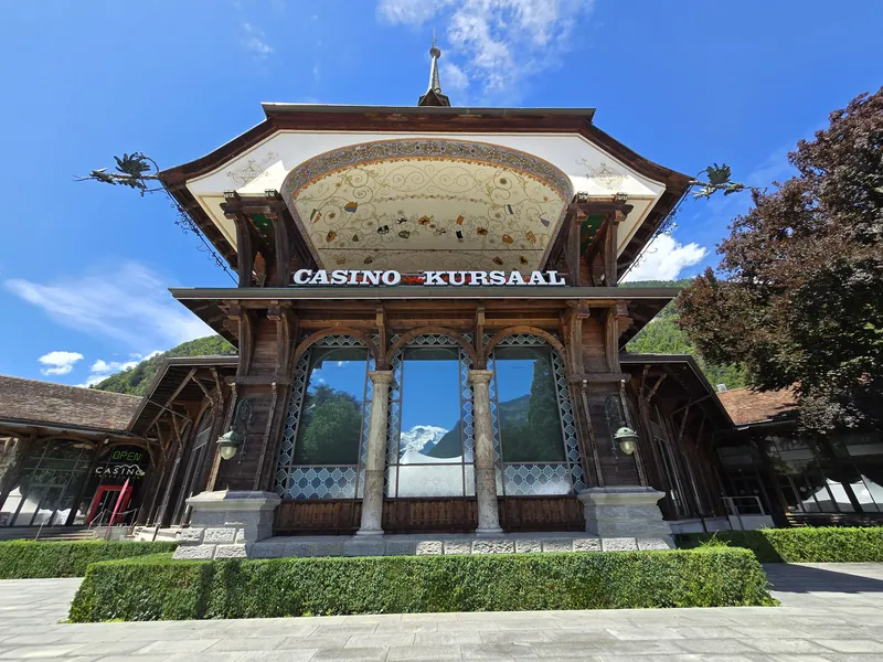 Historische Fassade des Casino Interlaken