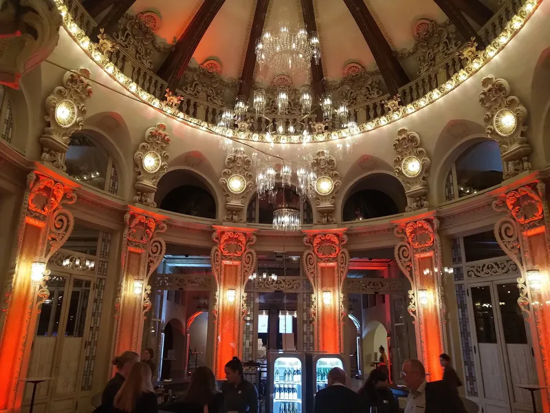Foyer des Casino Interlaken mit Kronleuchter
