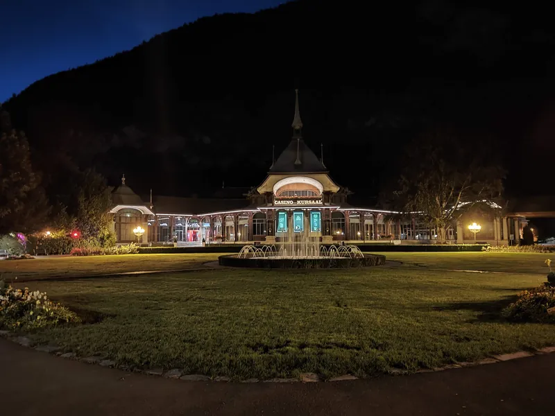 Casino Interlaken mit Parkanlage bei Nacht