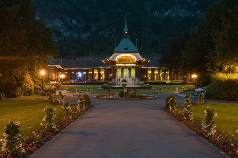 Casino Interlaken im Park bei Nacht