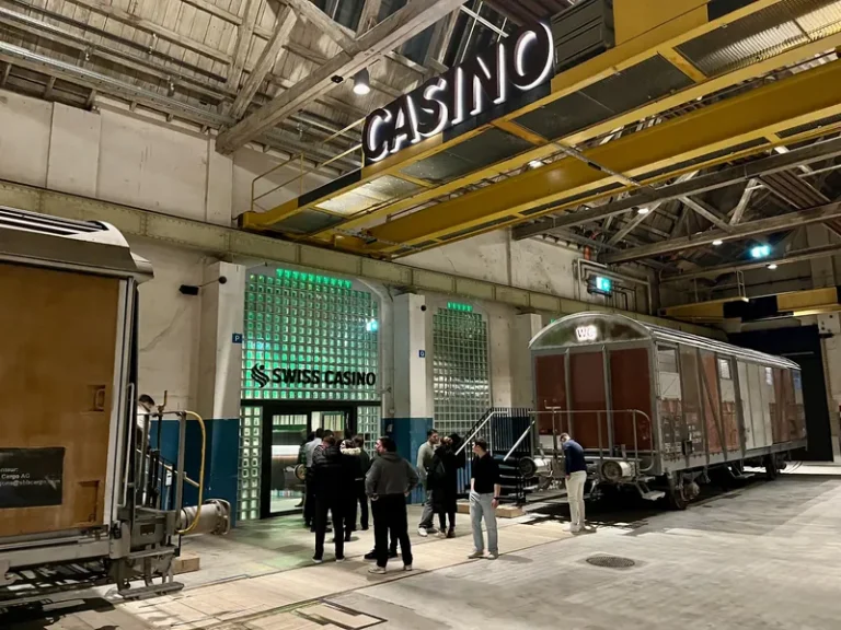 Eingang des Swiss Casino Winterthur in Industriehalle