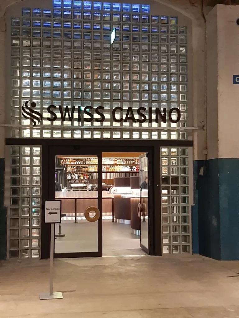 Eingang des Swiss Casino Winterthur mit Glasbausteinen
