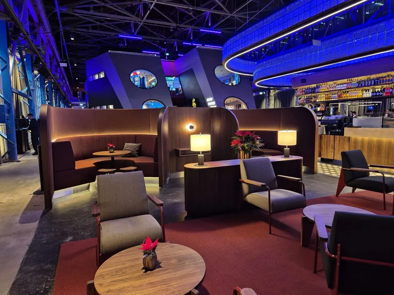 Sitzbereich im Swiss Casino Winterthur bei Nacht