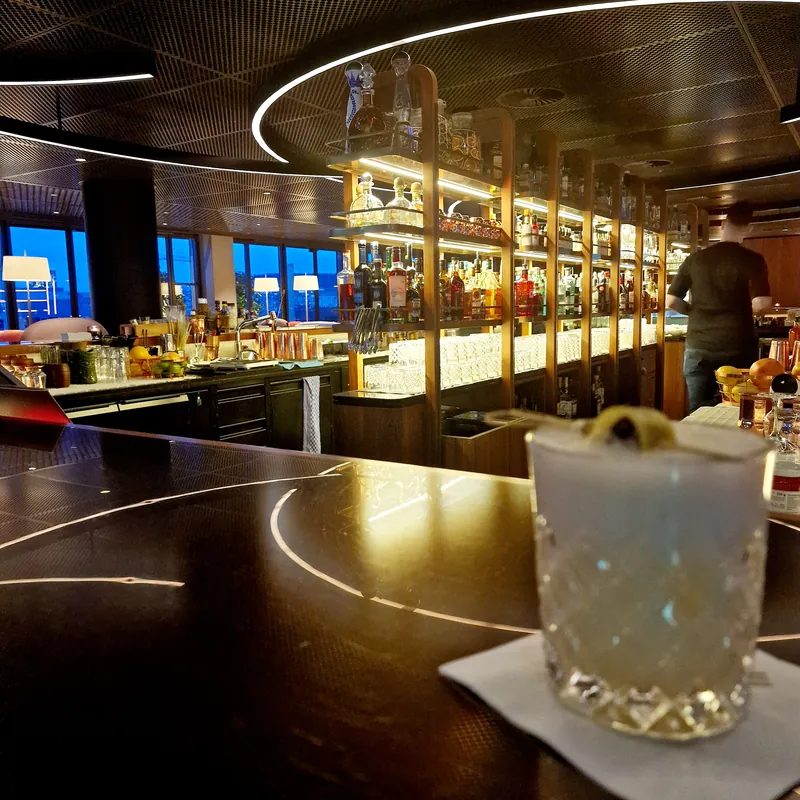 Bar im Swiss Casino Zürich mit Cocktail
