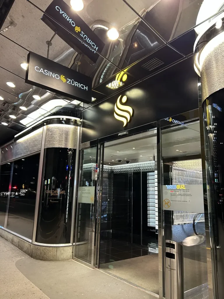 Eingang des Swiss Casino Zürich bei Nacht