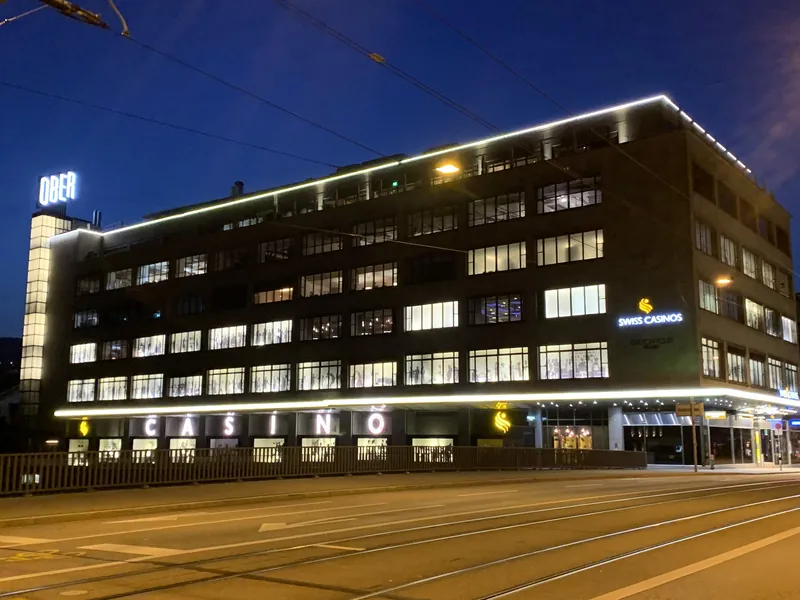 Gebäude des Swiss Casino Zürich am Abend