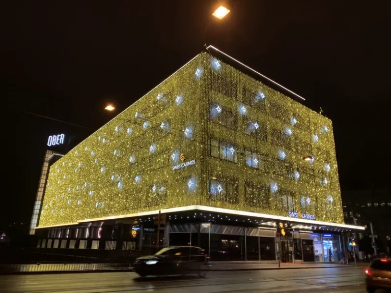 Beleuchtete Fassade des Swiss Casino Zürich bei Nacht