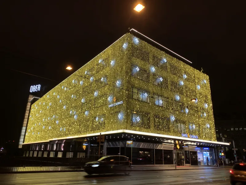 Beleuchtete Fassade des Swiss Casino Zürich bei Nacht