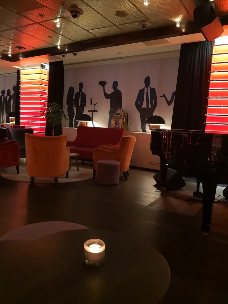 Lounge im Swiss Casino Zürich mit Klavier
