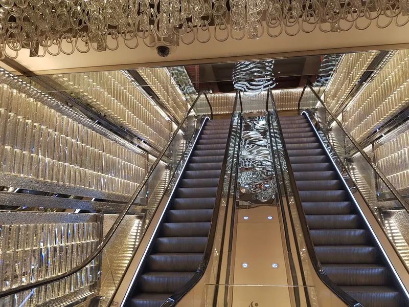 Rolltreppe im Swiss Casino Zürich mit Glasbeleuchtung