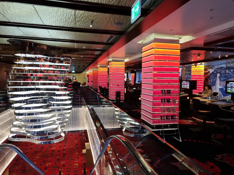 Spielbereich im Swiss Casino Zürich mit roten Lichtsäulen
