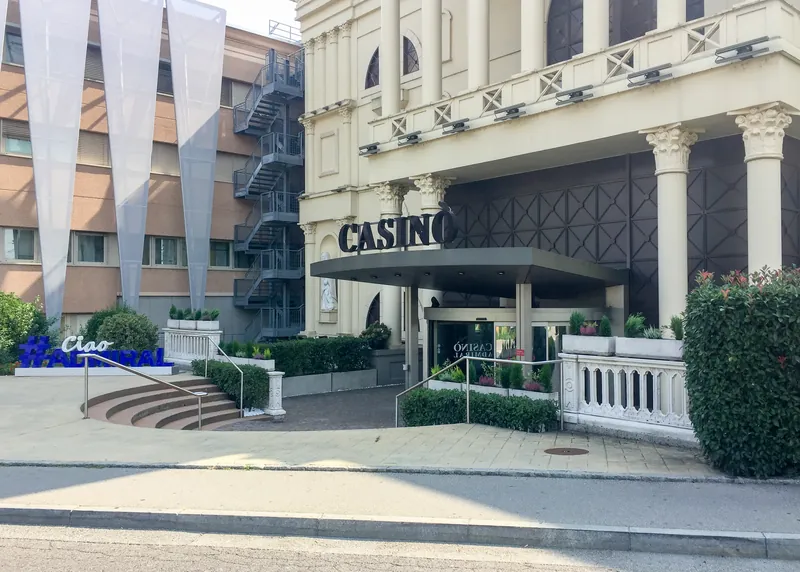 Eingang des Casinò ADMIRAL Mendrisio bei Tag