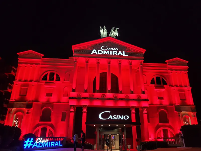 Casinò ADMIRAL Mendrisio bei Nacht in rotem Licht