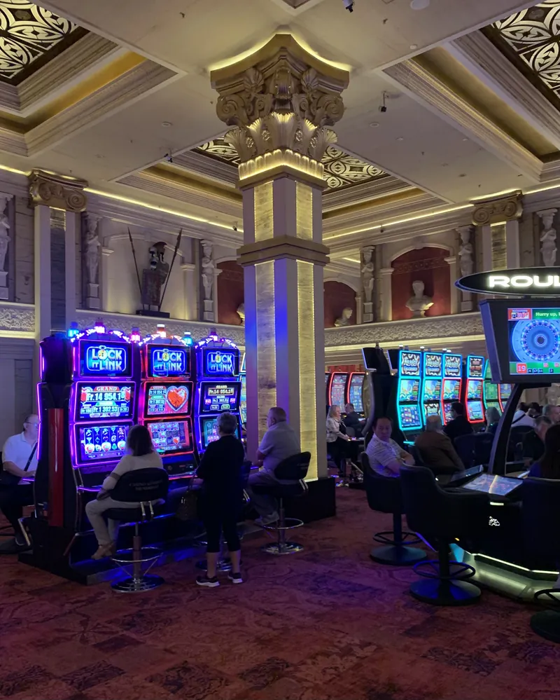 Spielsaal des Casinò ADMIRAL Mendrisio mit Spielautomaten