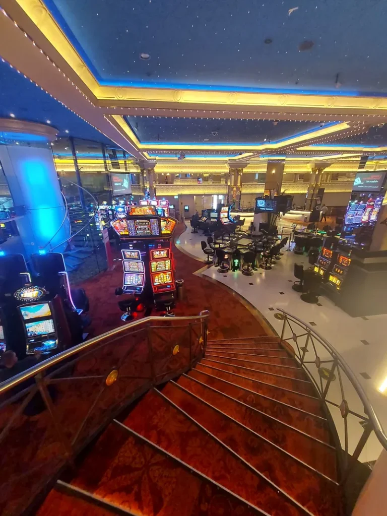 Innenbereich des Casinò ADMIRAL Mendrisio mit Treppe