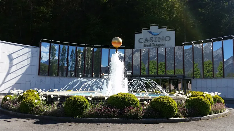Eingang des Casino Bad Ragaz mit Brunnen