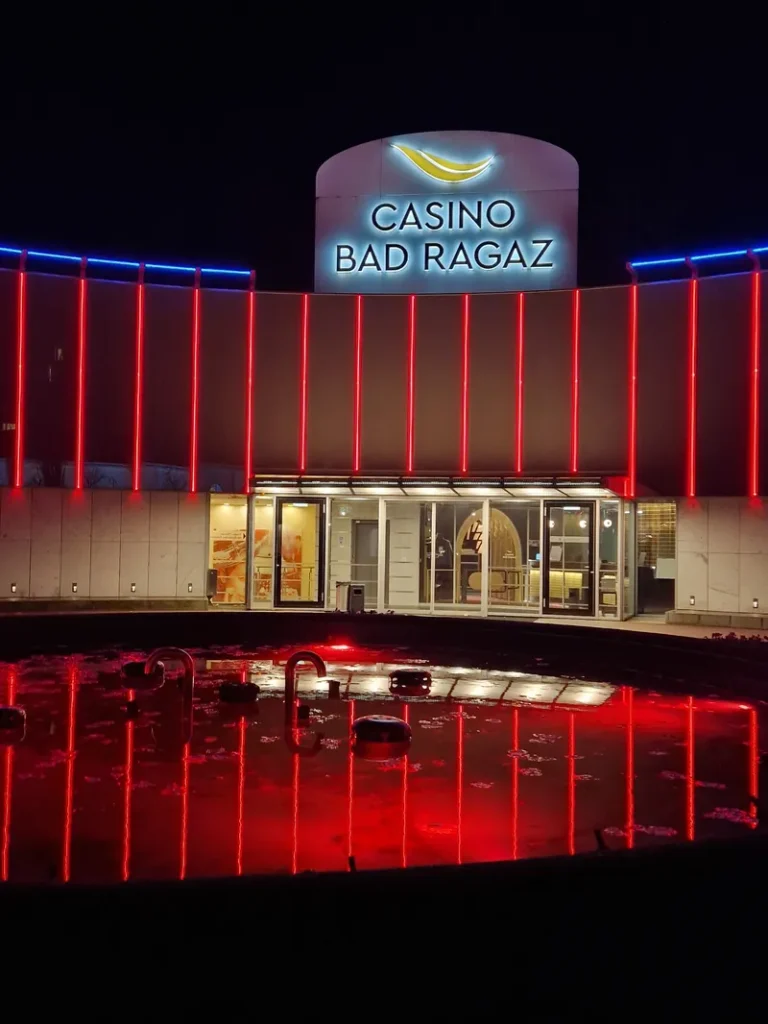 Eingang des Casino Bad Ragaz bei Nacht