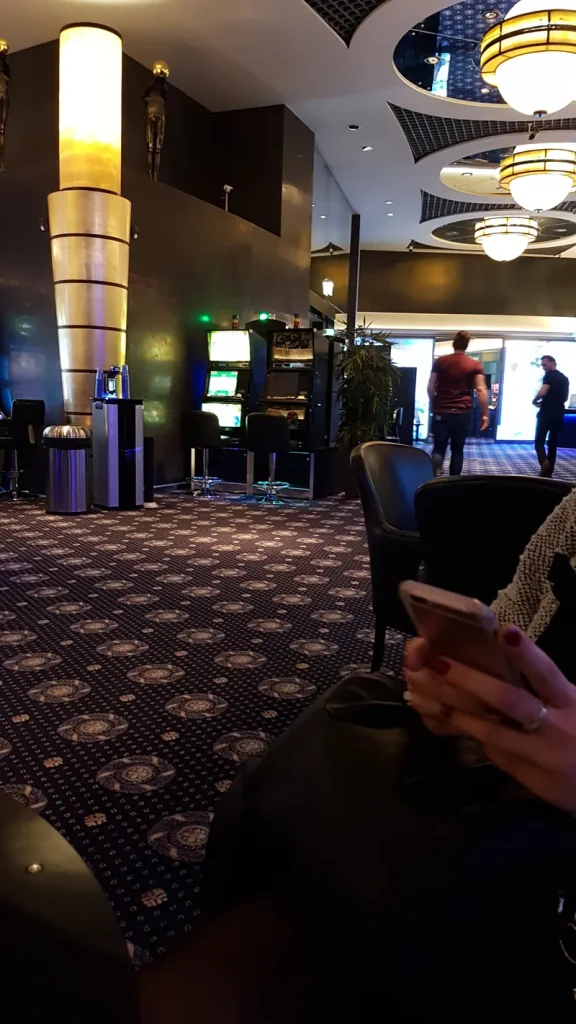 Lounge im Casino Bad Ragaz mit Spielautomaten