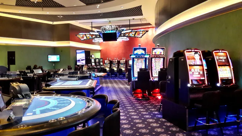 Spielsaal im Casino Bad Ragaz mit Roulette und Automaten