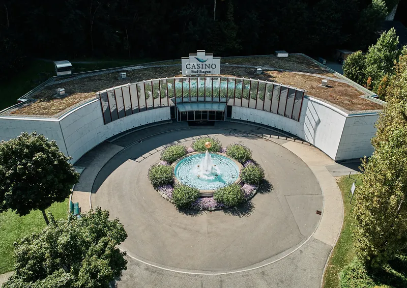 Casino Bad Ragaz mit Brunnen aus der Vogelperspektive