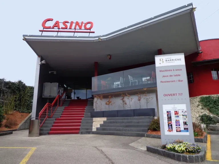 Außenansicht des Casino Barrière Courrendlin mit roter Treppe