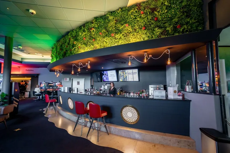 Bar im Casino Barrière Courrendlin mit grüner Pflanzenwand