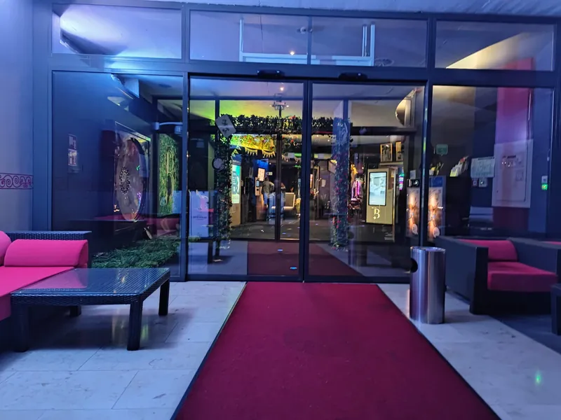 Eingang des Casino Barrière Courrendlin mit rotem Teppich