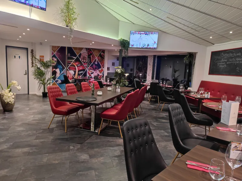 Restaurantbereich im Casino Barrière Courrendlin mit roten Sesseln