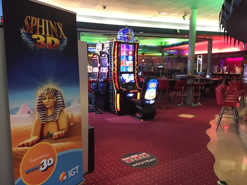 Spielbereich im Casino Barrière Courrendlin mit Spielautomaten