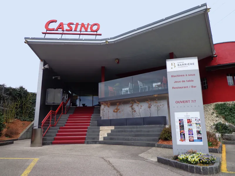 Außenansicht des Casino Barrière Courrendlin mit roter Treppe