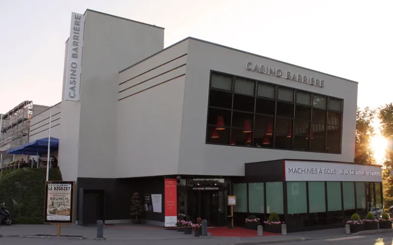 Außenansicht des Casino Barrière Fribourg bei Abendlicht