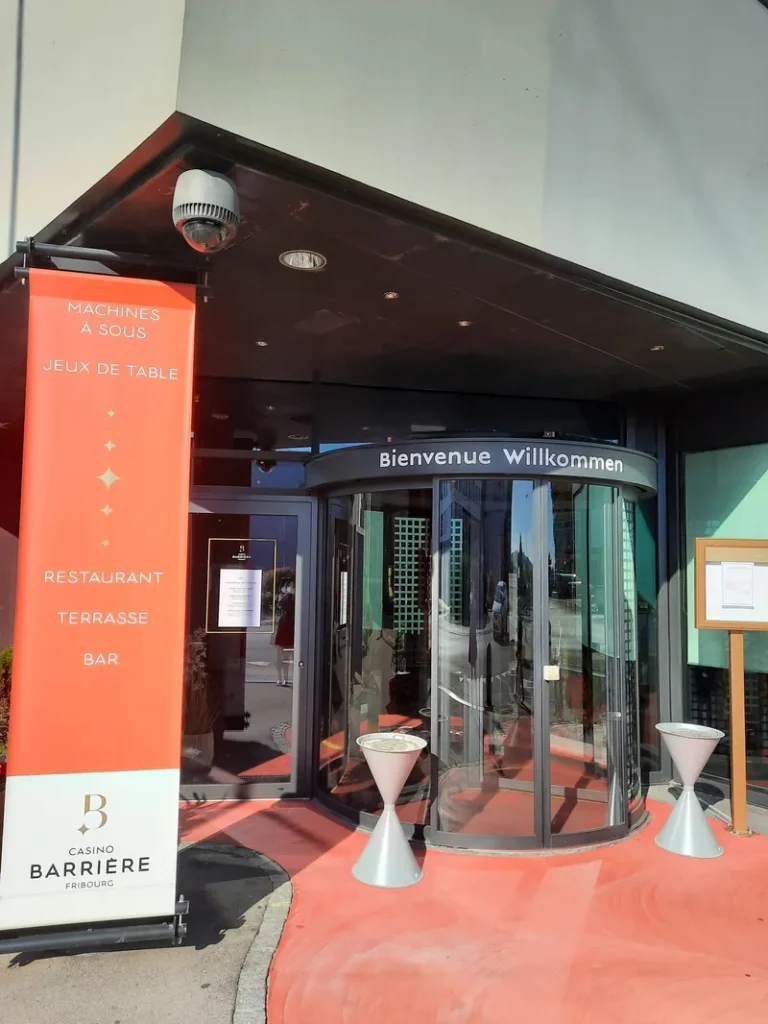 Drehtür am Eingang des Casino Barrière Fribourg