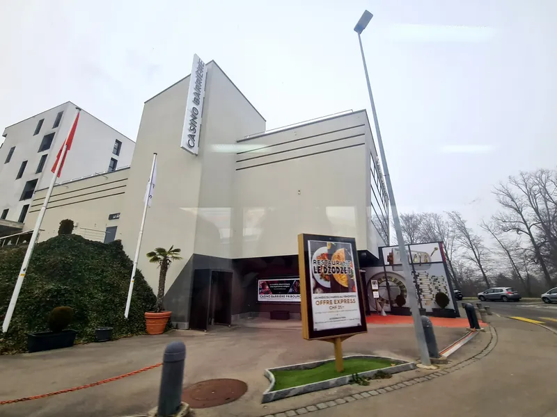 Eingang des Casino Barrière Fribourg mit rotem Teppich