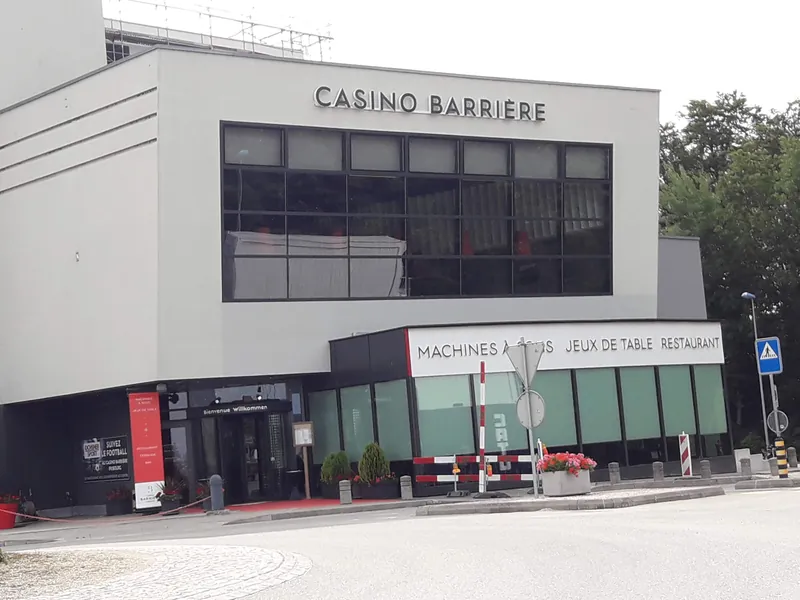 Fassade des Casino Barrière Fribourg am Tag