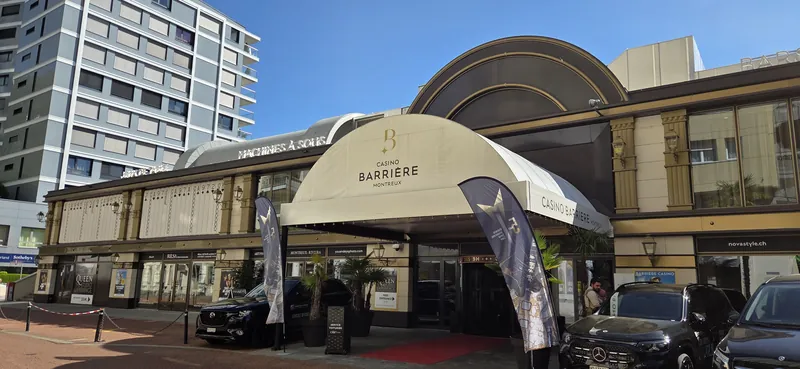 Eingang des Casino Barrière Montreux bei Tag