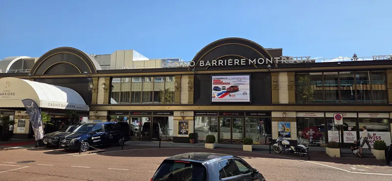Fassade des Casino Barrière Montreux bei Tag