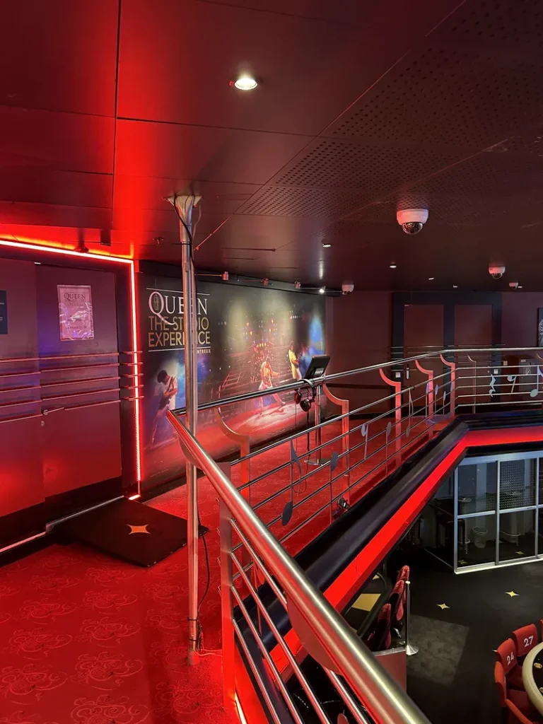 Galerie im Casino Barrière Montreux mit rotem Licht
