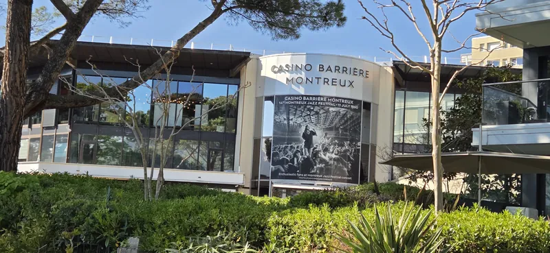 Gartenfassade des Casino Barrière Montreux bei Tag