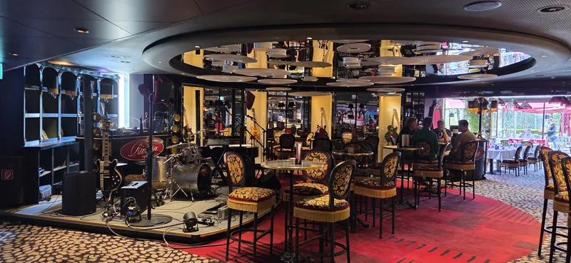 Lounge im Casino Barrière Montreux mit Bühne