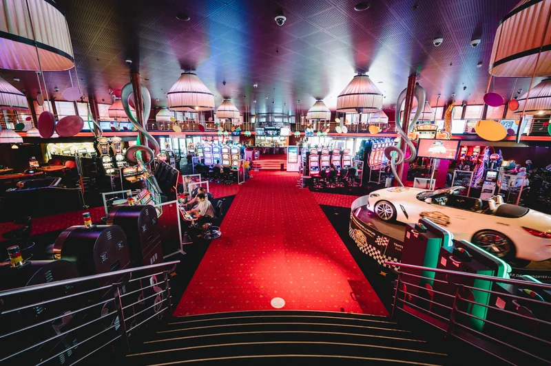 Spielbereich im Casino Barrière Montreux mit rotem Teppich