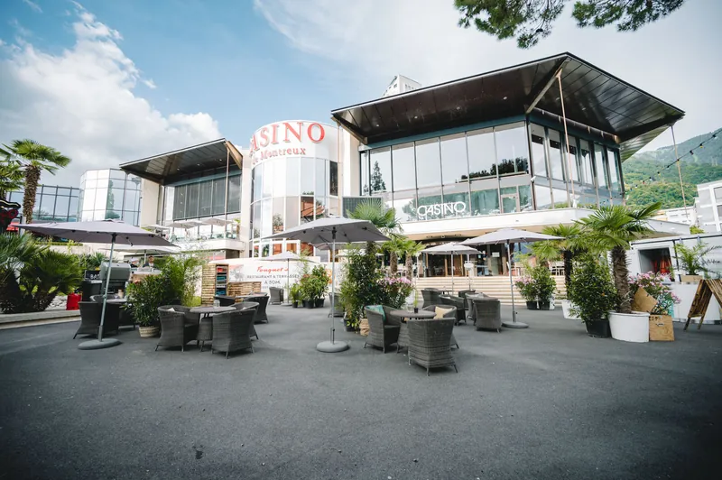 Eingang des Casino Barrière Montreux mit Terrasse