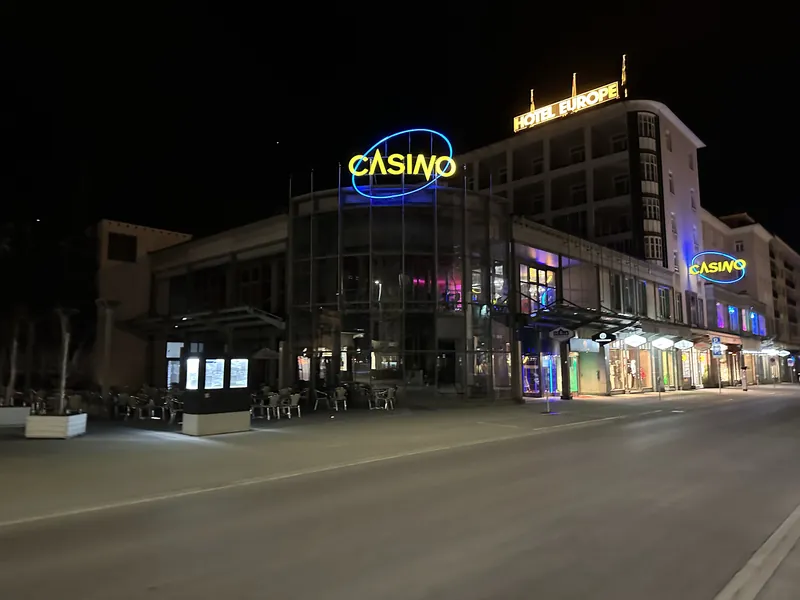 Beleuchtetes Casino Davos bei Nacht