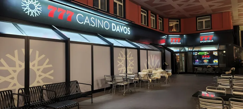 Eingang des Casino Davos bei Nacht
