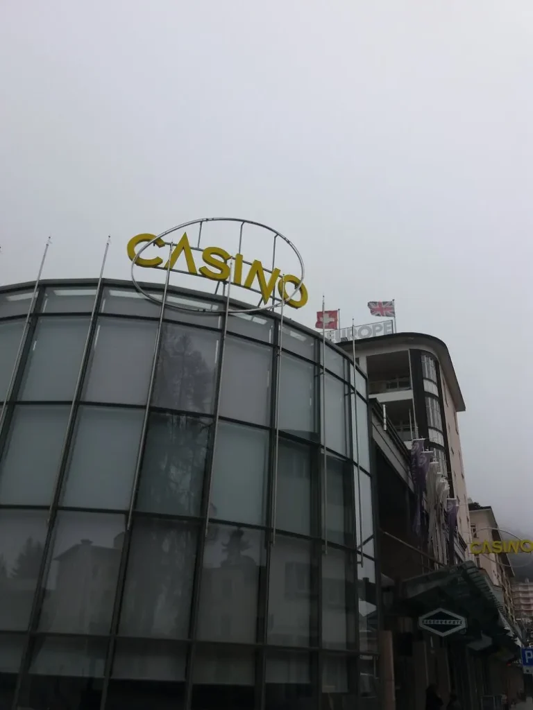 Glasfassade des Casino Davos