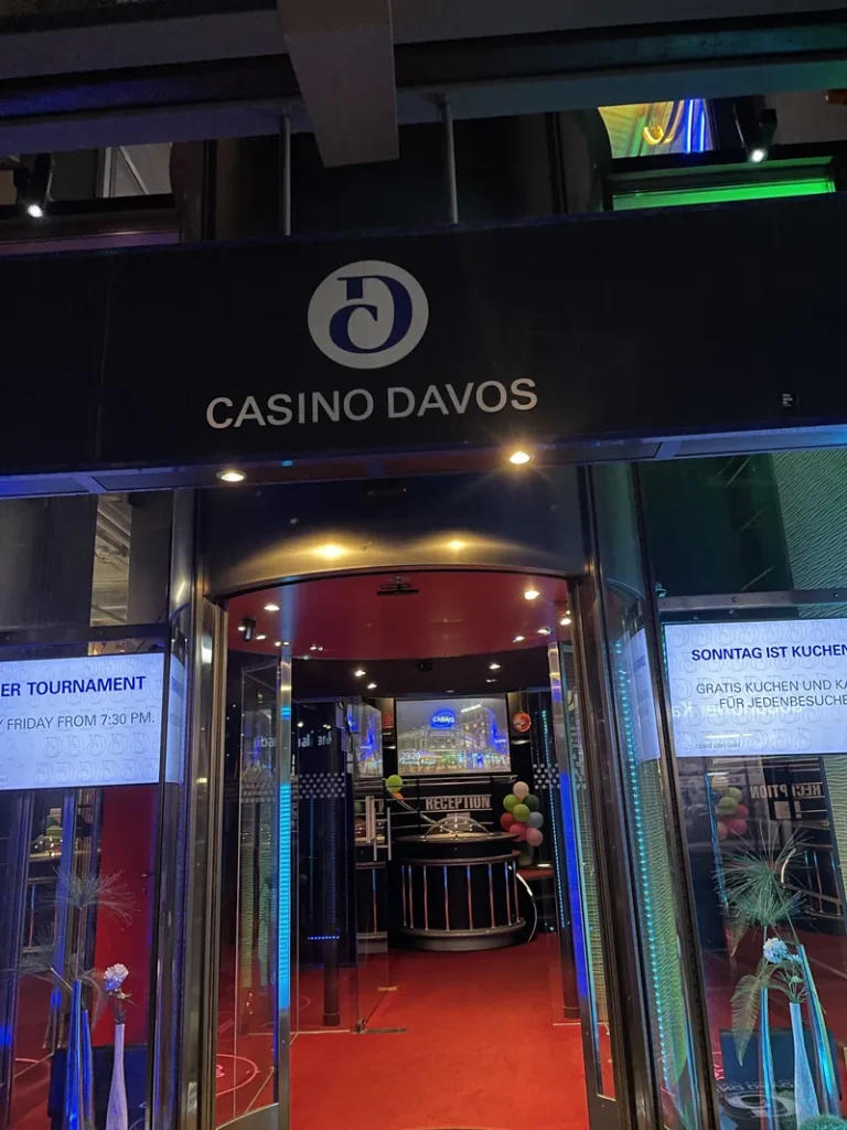 Eingang mit Rezeption im Casino Davos