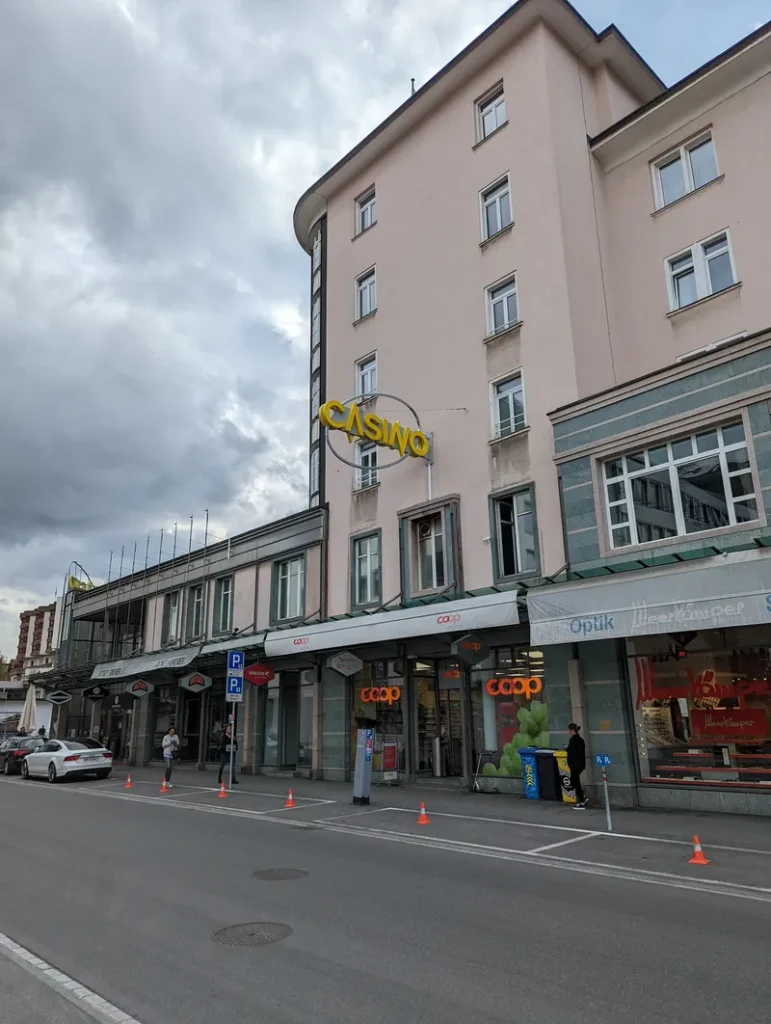 Straßenansicht des Casino Davos