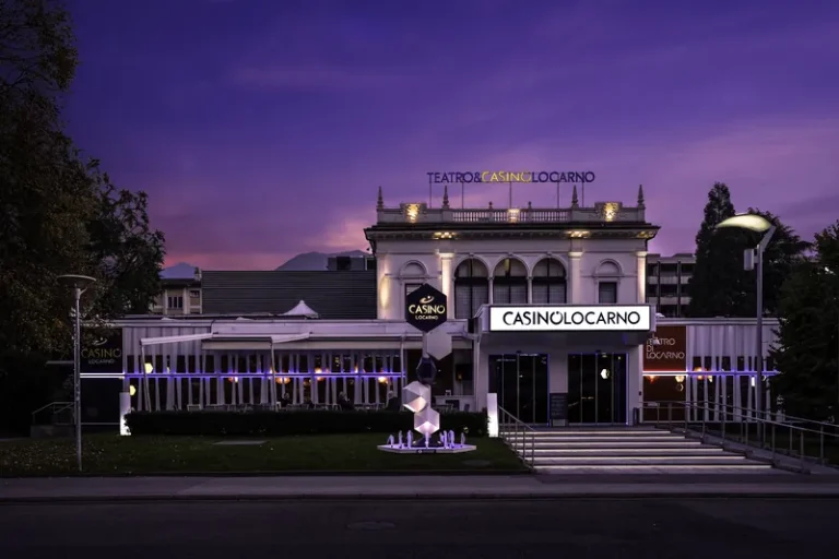 Eingang des Casino Locarno in der Abenddämmerung