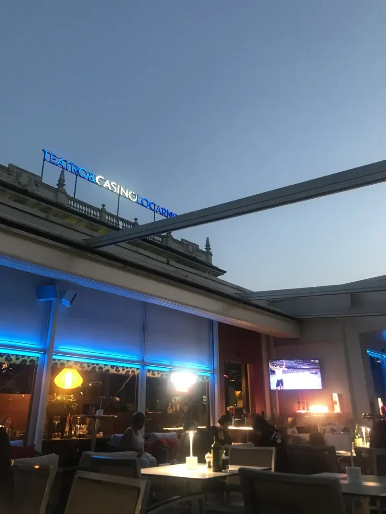 Abendterrasse des Casino Locarno mit Beleuchtung